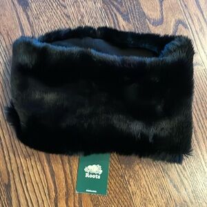 NWT Roots black faux fur snood - one size; 43 cm - very soft